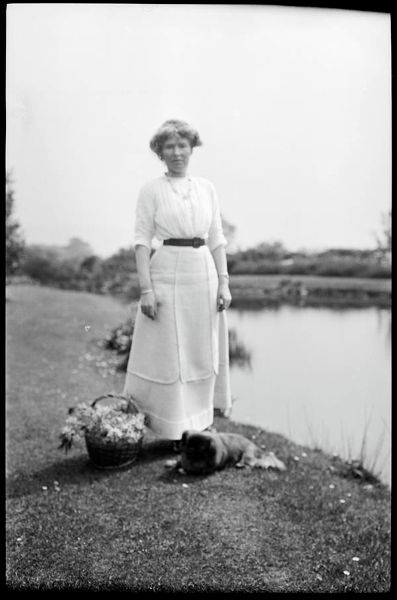 Gertrude Bell fotografata in riva a un lago