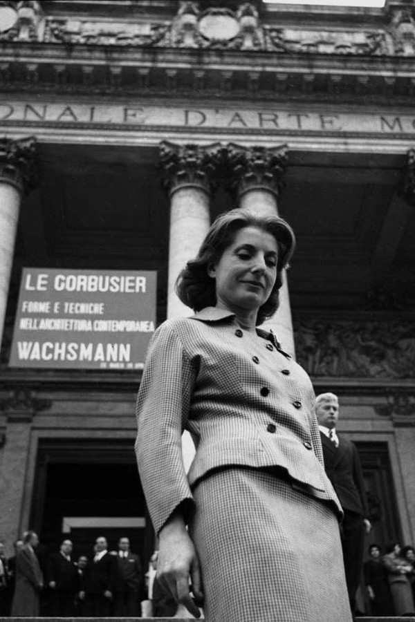 Palma Bucarelli di fronte la GNAM