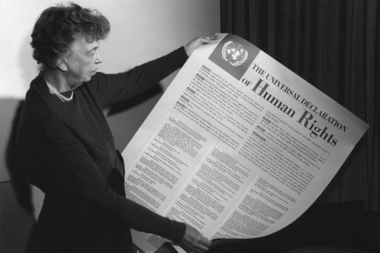 Eleanor Roosevelt con la Dichiarazione Universale dei Diritti Umani